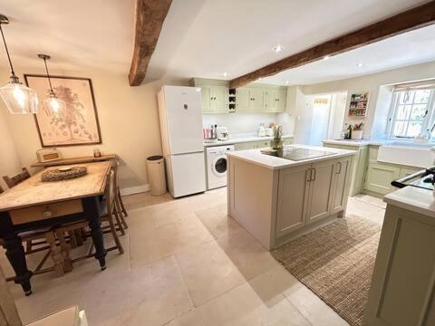 May Cottage, Cosy 3 Bed Cotswold Cottage