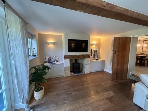 May Cottage, Cosy 3 Bed Cotswold Cottage