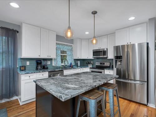 Downtown Bungalow Near Base, Golf, Dining, Brewery