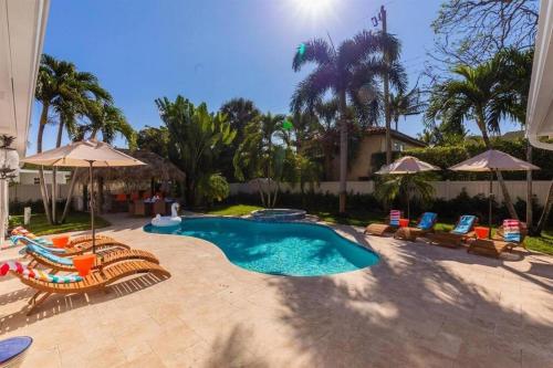 Pineapple Palms Resort Style Pool Villa! Sleeps 12