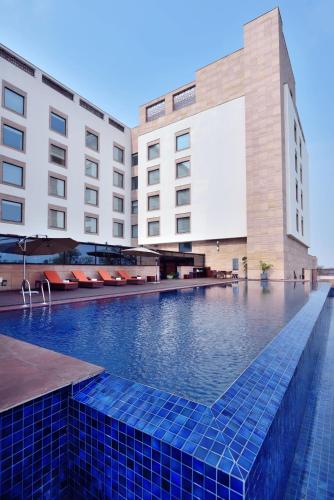 Peldbaseins, Courtyard by Marriott Raipur in Purena