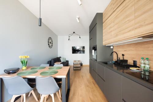 Wola Skwer Happy Apartment by BookingHost, Warsaw