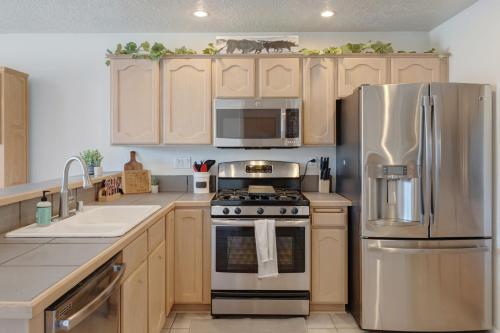 Cheerful Vibrant 3BR - 3TV - New in Albuquerque, USA