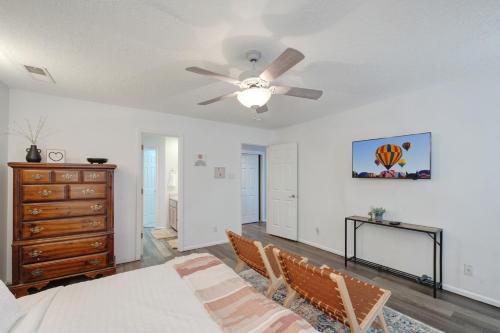 Cheerful Vibrant 3BR - 3TV - New in Albuquerque, USA