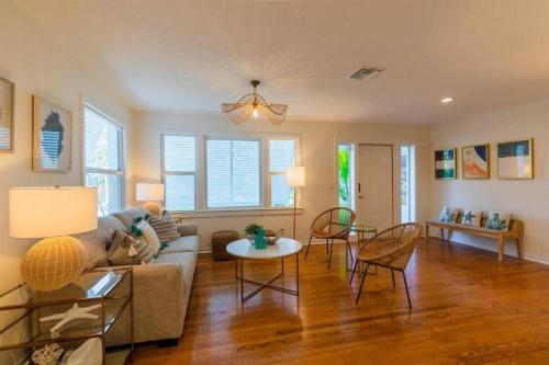 Pineapple Palms Resort Style Pool Villa! Sleeps 12 in West Palm Beach, USA