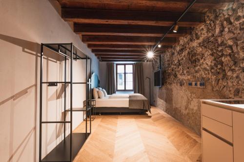 H5 Grauer Bär Studios & More – Hall by Innsbruck, IL