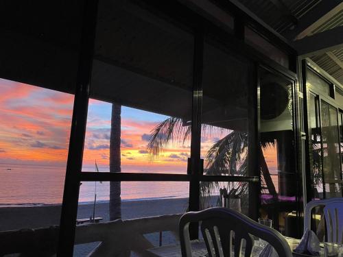 Sunbloom Beachfront Hotel and Restaurant in Kandelārija (Zambalesa)