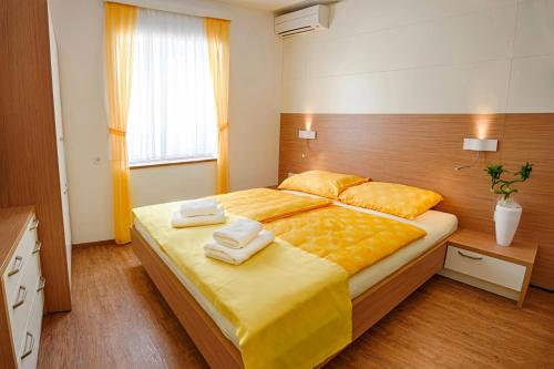 1 queen bed, 1 sofa bed