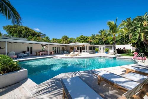 Extravagant Palm Beach Pool Oasis! Sleeps 8!