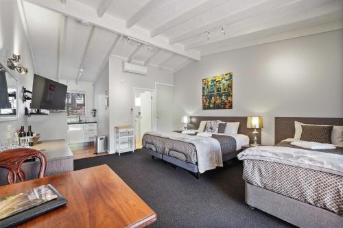 1 queen bed, 1 twin bed