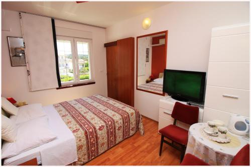  Villa Šjor Room-Delux- king size bed- - Primosten -Lokvice 6, Pension in Primošten