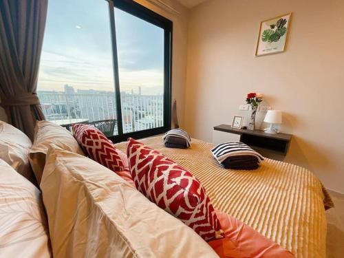 BASE Central PATTAYA Long Balcony with Infinity Pool & Free Netflix!