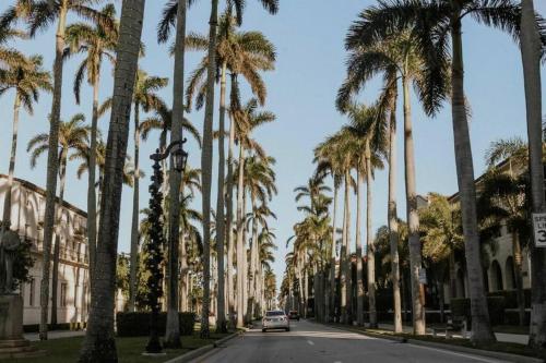 Expansive Luxury Palm Beach Villa - Sleeps 12 in West Palm Beach, USA