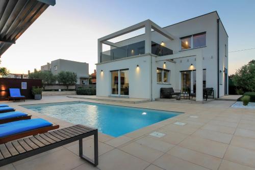 Modern villa Nerina with private pool near Pula – khách sạn tại Sisan