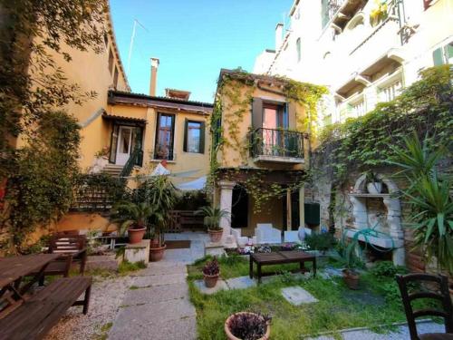 2 bedrooms, 4 beds