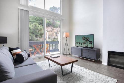 Pacific Palisades 2BR Loft w Pool nr Lake Shrine LAX-113 in Los Angeles, USA