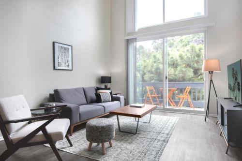 Pacific Palisades 2BR Loft w Pool nr Lake Shrine LAX-113 in Los Angeles, USA