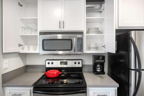 Pacific Palisades 2BR Loft w Pool nr Lake Shrine LAX-113 in Los Angeles, USA