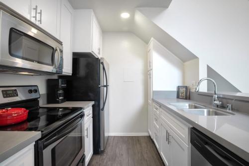 Pacific Palisades 2BR Loft w Pool nr Lake Shrine LAX-113 in Los Angeles, USA