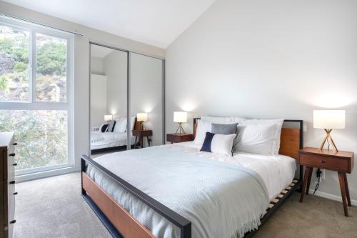 Pacific Palisades 2BR Loft w Pool nr Lake Shrine LAX-113 in Los Angeles, USA