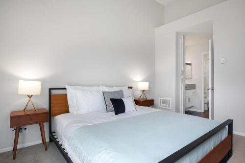 Pacific Palisades 2BR Loft w Pool nr Lake Shrine LAX-113 in Los Angeles, USA