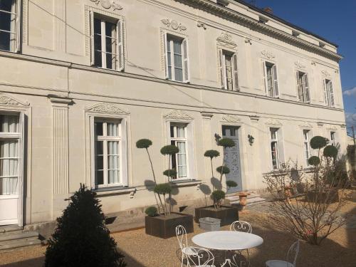 Exterior view, Aux Marquises in Ile Offard