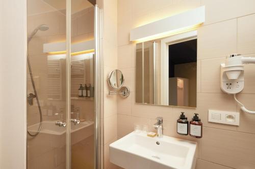 Small Double Room image 4