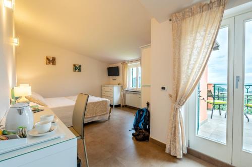 Double Room with Balcony and Sea View image 8