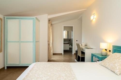 Double Room with Balcony and Sea View image 9