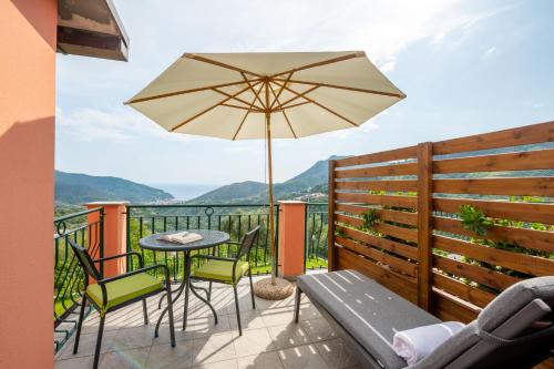 Double Room with Balcony and Sea View image 10