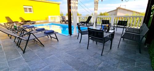 Sunny Holiday House with pool - image 4
