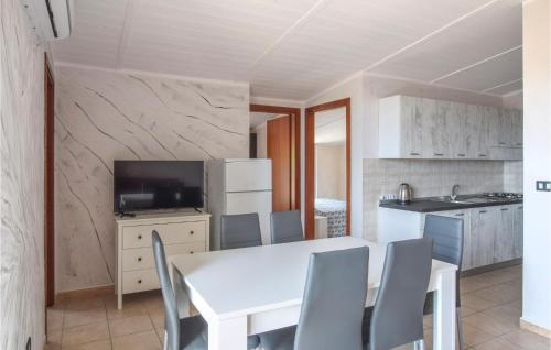  2 Bedroom Beautiful Apartment In Tronca in Marina di Strongoli