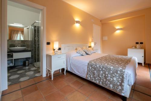 Double or Twin Room with Private Bathroom image 8