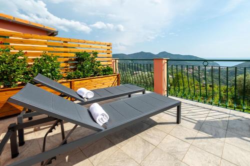 Double Room with Balcony and Sea View image 8