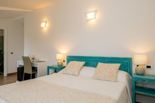 Double Room with Balcony and Sea View image 4