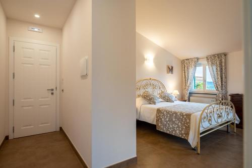 Double Room with Balcony and Sea View image 5