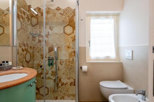 Double Room with Balcony and Sea View image 4