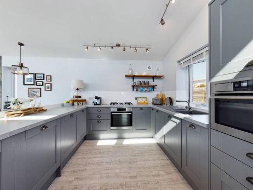 Konyha, Paddlers View - Luxurious 2 bed, hot tub. Town centre, water views in Kingsbridge