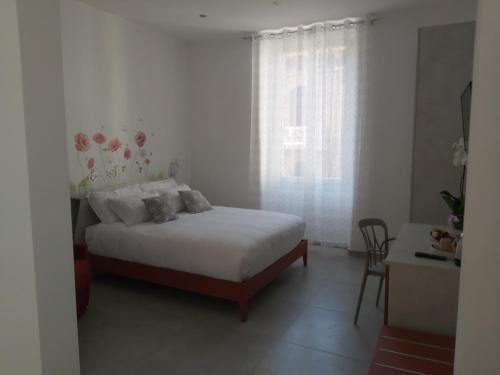 Deluxe Double Room image 6