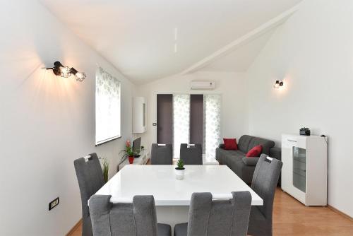 House Marijana 2115 - image 4