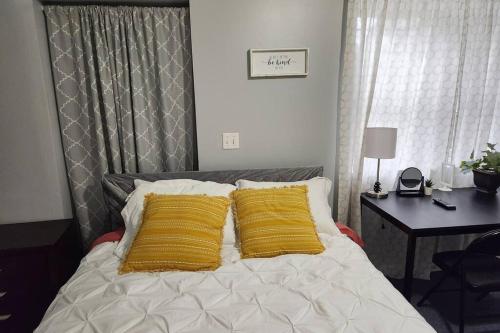 Spacious Cozy 2 Bedroom - Near EWR/NYC/OUTLET MALL in Newark, USA