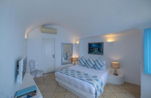 Above Blue Suites Room Type - Caldera Standard Jacuzzi Suite