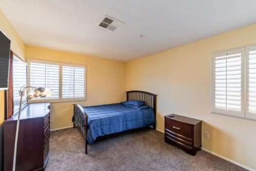 Family-friendly 4BR Home - Spacious - Great Location in Fontana, USA