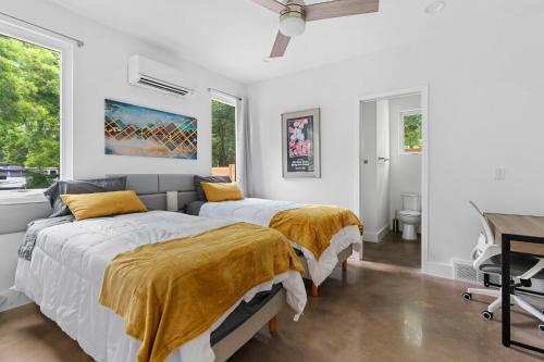 Lush green Modern 2650 sqft 5 BR 5 Bathroom with Rooftop Deck in Austin, USA