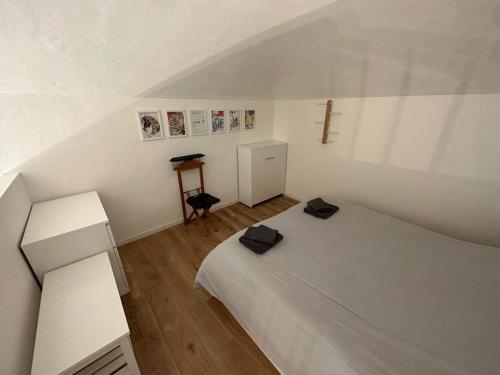 One-Bedroom Apartment image 5