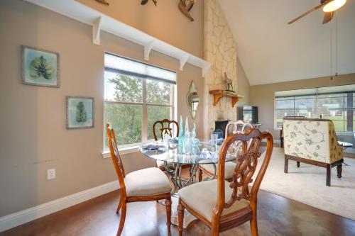 Rustic-Elegant Cabin Deck, Near Lake Travis! in Spicewood, USA
