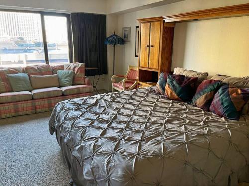ON THE STRIP - Classic Comfort - 2 Bedroom Condo, Las Vegas (photo 2)