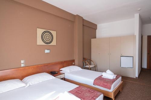 3 twin beds