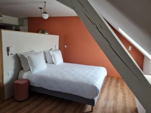 1 queen bed, 2 sofa beds