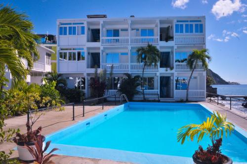 Widok z zewnątrz, OEManagement Rooms in Roseau